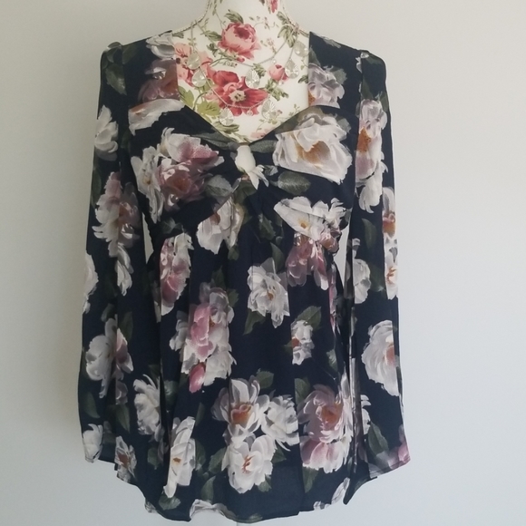 🎉Last 1🎉Floral Navy TopWith Tie Back - Picture 3 of 8